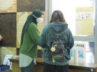 野菜を持ち帰る生徒たち