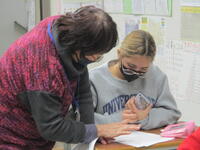 日本語教室の生徒をサポートする先生たち