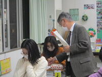 日本語教室の生徒をサポートする先生たち